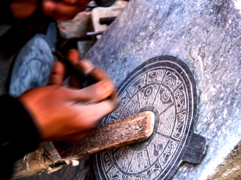 Artesà de Nepal gravant pedra